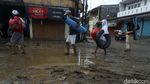 Banjir Surut, Perumahan Pondok Gede Permai Terbalut Lumpur