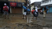 Warga yang terdampak banjir mulai kembali ke rumah mereka.