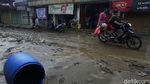 Banjir Surut, Perumahan Pondok Gede Permai Terbalut Lumpur