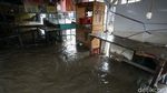 Banjir Surut, Perumahan Pondok Gede Permai Terbalut Lumpur