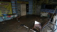 Lumpur sisa banjir tampak mengendapi halaman rumah warga di Perumahan Pondok Gede Permai (PGP), Jati Asih, Kota, Bekasi, Minggu (21/02/2021).