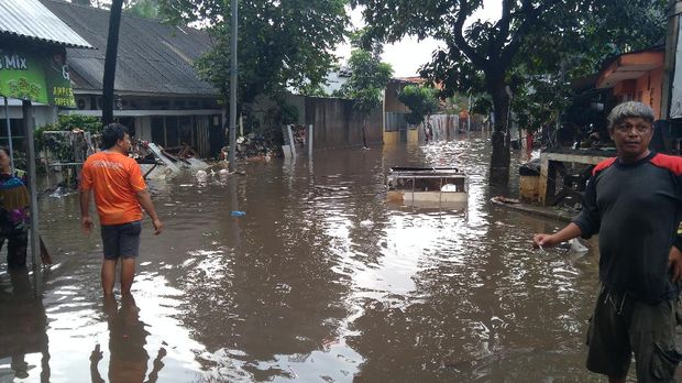Jl Pondok Karya, Mampang, Jaksel, masih banjir. Minggu (21/2/2021).