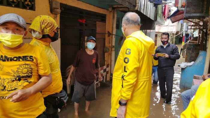 Bantuan untuk Korban Banjir Jakarta Ketua DPD Golkar DKI Achmed Zaki Iskandar mengunjungi korban banjir Jakarta. Golkar juga menyalurkan bantuan.