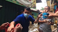 Santoso, Ketua DPD Partai Demokrat Provinsi DKI Jakarta, yang juga Anggota DPR RI Komisi III, turun langsung memberikan bantuan langsung di Cipinang Muara, Cipinang Melayu, dan sekitarnya, Jakarta Timur, bersama para pengurus DPD PD Provinsi DKI Jakarta dan DPC PD Kotamadya Jakarta Timur. Foto: dok. Demokrat