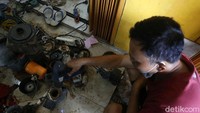 Teknisi pompa air pun kebanjiran pesanan.