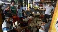 Warga pun rela antre saat memperbaiki mesin pompa air yang rusak.