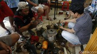Teknisi memperbaiki pompa air yang rusak di Jati Asih, Kota Bekasi, Minggu (21/02/2021).