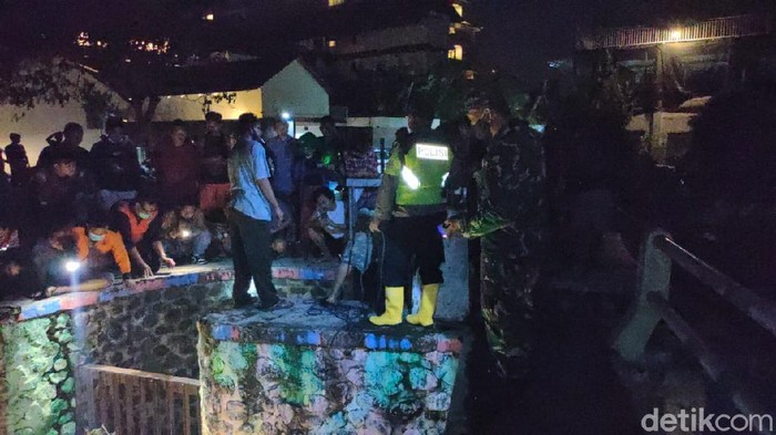 Bocah berusia 10 tahun hanyut di Sungai Bagong, Kelurahan Sumberrejo, Kecamatan Kota Banyuwangi. Korban nekat menceburkan diri hanya ingin mengambil kelapa yang hanyut