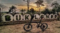 Warga menambahkan pernak-pernik untuk mempercantik Buk Londo. Antara lain dengan memasang kursi dan meja serta sejumlah wahana. Foto: Instagram @jimboengtoekangphoto