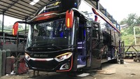 Sama seperti bus pertamanya yang merupakan armada bus bekas, bus kedua ini juga hasil rombakannya sendiri. Bus terbaru ini beli langsung dari PO (Perusahaan Otobus) Nusa Indah sekitar November 2020. Lalu bus itu dilakukan perombakan selama kurang lebih 2,5 bulan hingga tahap finishing.  Foto: Ilham Satria Fikriansyah