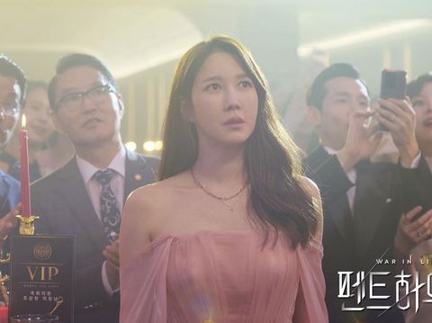 Drama Korea The Penthouse Season 2 menayangkan episode pertamanya, Jumat (19/2/2021) kemarin. Penayangan perdananya raih rating tinggi di Korea, namun masih menyisakan tanda tanya bagi penggemar. Apakah Lee Ji Ah kembali di drama Korea The Penthouse Season 2?