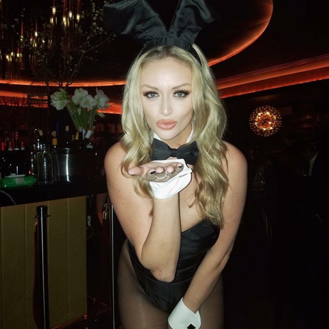 Inilah penampilan seksi Danielle saat menjadi model majalah Playboy. Model Playboy identik menggunakan kostum kelinci, pun Danielle melakukan pemotretan dengan busana bunny di beberapa kesempatan.  Foto: Dok. Instagram/@daniellelupo