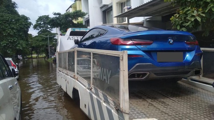 Evakuasi mobil BMW dan MINI