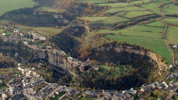 Ini adalah Bozouls Hole, pemukiman yang indah di dekat lubang dengan lebar 1.300 kaki dan kedalaman 330 kaki.Foto: Brightside