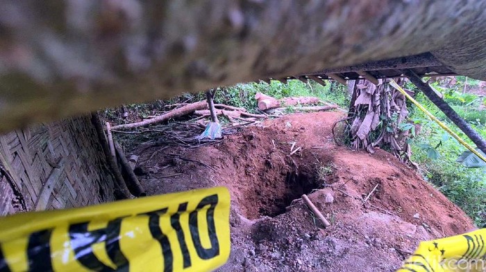 Ini Septic Tank Tempat Jasad Nenek Kasinem Ditemukan Kasinem (65) warga Kampung Cimapag, Desa Bumisari, Kecamatan Cikidang, Kabupaten Sukabumi, ditemukan tinggal tulang di lubang septic tank. Begini kondisi septic tank tersebut.