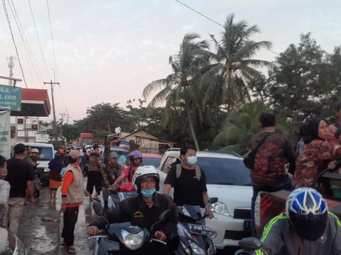 Jalan menuju posko banjir tersendat akibat tanggul Sungai Citarum jebol
