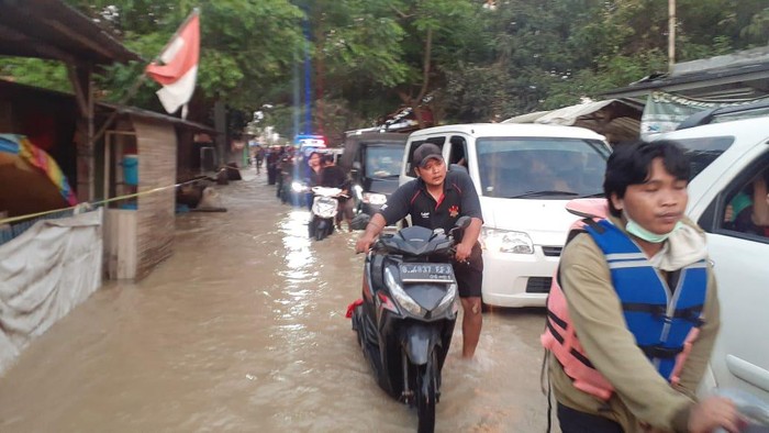 Jalan menuju posko banjir tersendat akibat tanggul Sungai Citarum jebol