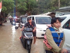 Tanggul Citarum Jebol di Bekasi, Jalan Menuju Posko Banjir Tersendat