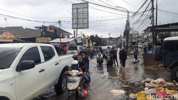Jalan Raya Jatimekar Masih Tergenang, Lalu Lintas Tersendat
