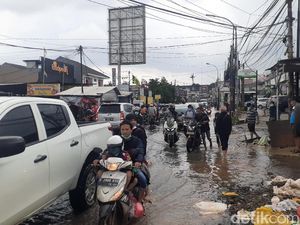 Jalan Raya Jatimekar Bekasi Masih Tergenang Banjir