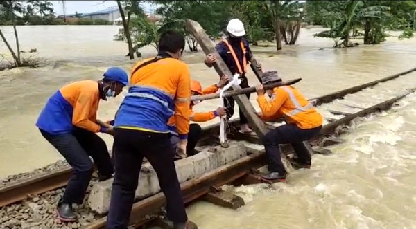 Akibat dari banjir tersebut, saat ini jalur Kereta Api dari dan menuju Stasiun Pasar Senen, Gambir, serta berbagai stasiun di wilayah Daop 1 Jakarta belum dapat dilalui dengan alasan keselamatan. Akibat dari banjir tersebut, saat ini jalur Kereta Api dari dan menuju Stasiun Pasar Senen, Gambir, serta berbagai stasiun di wilayah Daop 1 Jakarta belum dapat dilalui dengan alasan keselamatan.