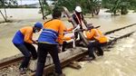 Foto Jalur Kereta Api Terkena Banjir, Lumpuhkan Rute Jarak Jauh