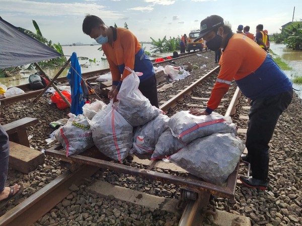 Saat ini petugas telah berada di lokasi untuk melakukan perbaikan secara berkala dengan menyesuaikan kondisi cuaca di lapangan. Saat ini petugas telah berada di lokasi untuk melakukan perbaikan secara berkala dengan menyesuaikan kondisi cuaca di lapangan.