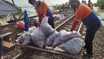Foto Jalur Kereta Api Terkena Banjir, Lumpuhkan Rute Jarak Jauh