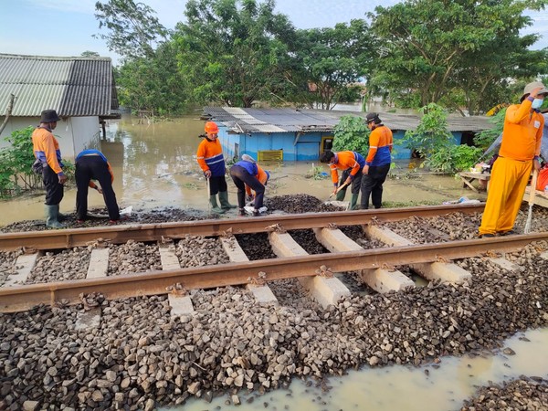 Kondisi arus banjir masih deras, sehingga perbaikan jalur kereta api pun masih belum dapat dilakukan dengan maksimal. KAI meminta maaf atas terganggunya pelayanan. Kondisi arus banjir masih deras, sehingga perbaikan jalur kereta api pun masih belum dapat dilakukan dengan maksimal. KAI meminta maaf atas terganggunya pelayanan.