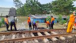 Foto Jalur Kereta Api Terkena Banjir, Lumpuhkan Rute Jarak Jauh