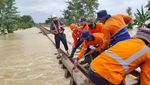 Foto Jalur Kereta Api Terkena Banjir, Lumpuhkan Rute Jarak Jauh