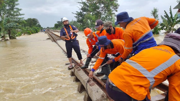 Jalur kereta api jarak jauh Jawa terkena banjir