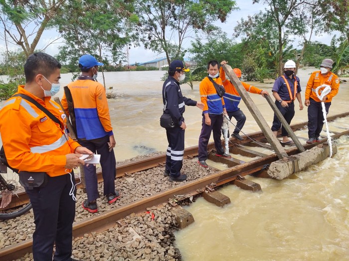 Jalur kereta api jarak jauh Jawa terkena banjir