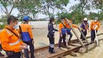 Foto Jalur Kereta Api Terkena Banjir, Lumpuhkan Rute Jarak Jauh