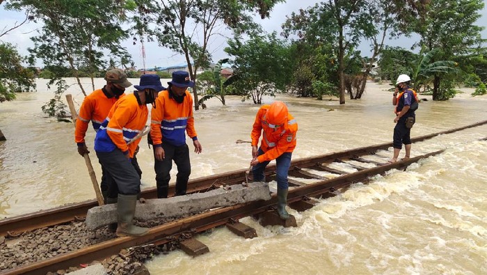 Jalur kereta api jarak jauh Jawa terkena banjir