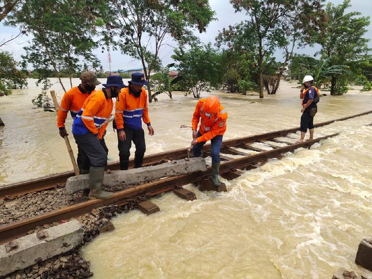 Foto Jalur Kereta Api Terkena Banjir, Lumpuhkan Rute Jarak Jauh