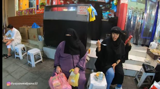 Jualan Bakso di Arab, Kedai Ini Setiap Hari Diserbu Wanita Bercadar