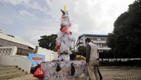 Mereka membuat replika Monas dari sampah plastik.