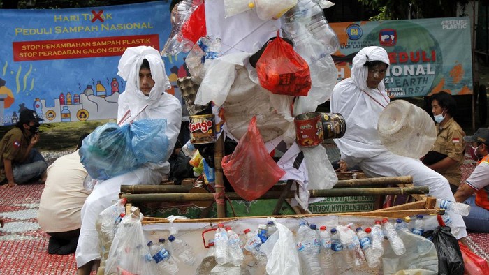 Kampanye Stop Sampah Plastik di Jakarta Sejumlah mahasiswa Universitas Budi Luhur, Jakarta memperingati Hari Peduli Sampah Nasional (HPSN). Mereka mengkampanyekan stop penambahan sampah plastik.