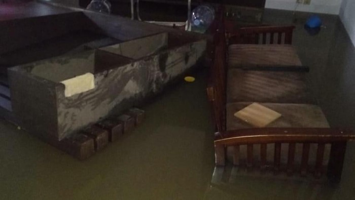 Kondisi Banjir di rumah warga di Cipondoh 80 Cm. Foto dari warga bernama Ending