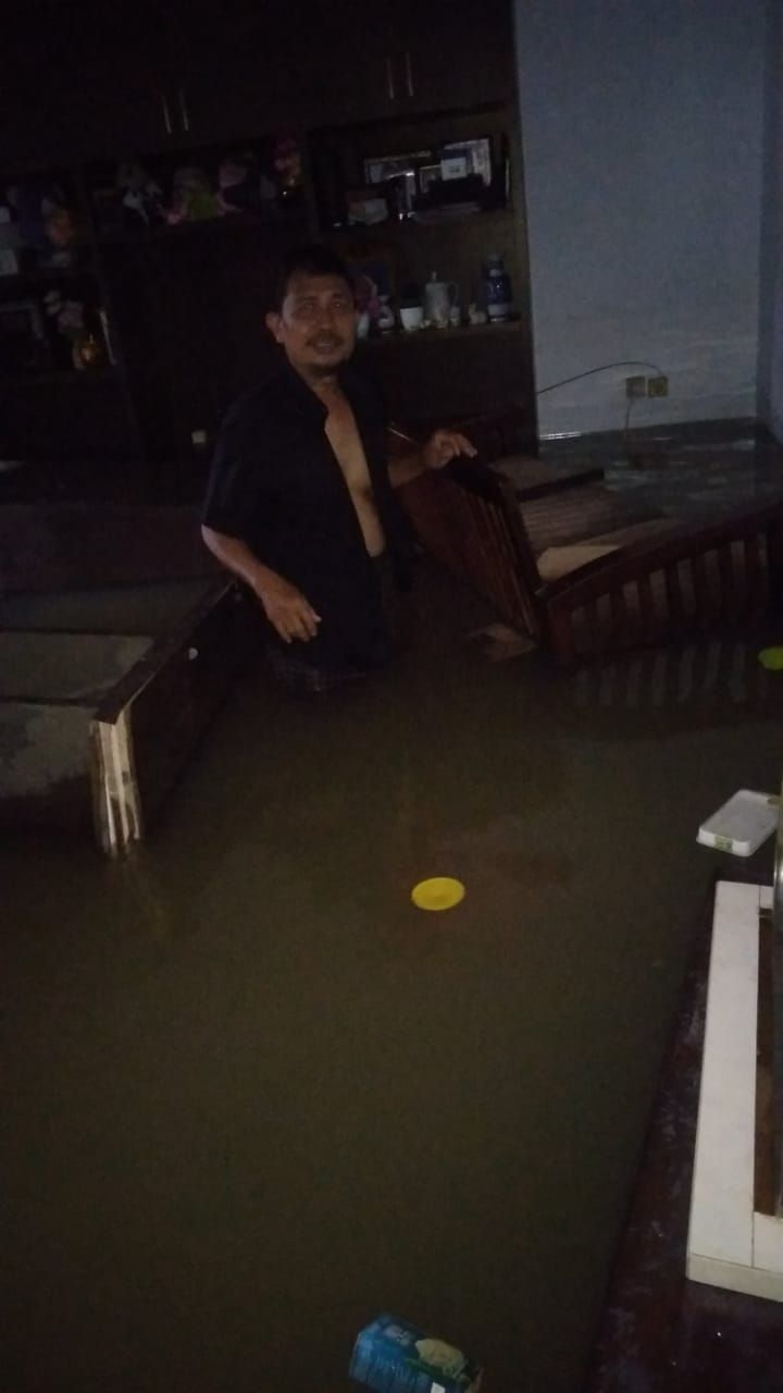 Kondisi Banjir di rumah warga di Cipondoh 80 Cm. Foto dari warga bernama Ending