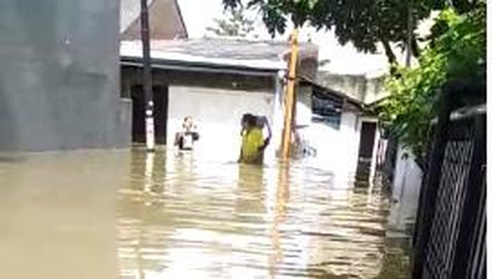 Kondisi Banjir di rumah warga di Cipondoh 80 Cm