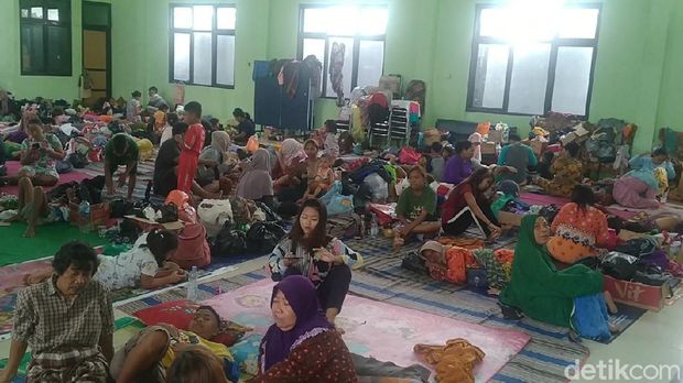 Kondisi pengungsian banjir di Pekalongan Barat, Kota Pekalongan, Minggu (21/2/2021).