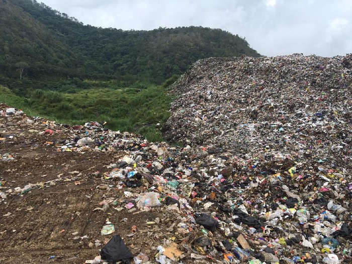 Kondisi TPA Cibeurem, Sumedang saat ini. Sampah sudah menumpuk dan melebihi kapasitas.