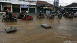 Lalin Tersendat di Jalan Raya Jatimekar Gegara Genangan