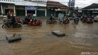 Tampak genangan air membentang sepanjang jalan.