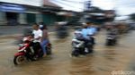 Lalin Tersendat di Jalan Raya Jatimekar Gegara Genangan