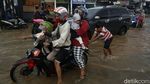 Lalin Tersendat di Jalan Raya Jatimekar Gegara Genangan