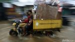 Lalin Tersendat di Jalan Raya Jatimekar Gegara Genangan