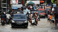 Jalan Raya Jatimekar, Jatiasih, Bekasi, tepatnya di depan Perumahan Graha Indah, masih terendam air sejak kemarin. Akibat genangan tersebut, arus lalu lintas sempat tersendat.